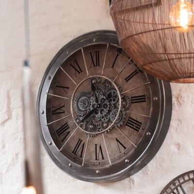 horloge mecanisme apparent chiffres romains hemisphere sud